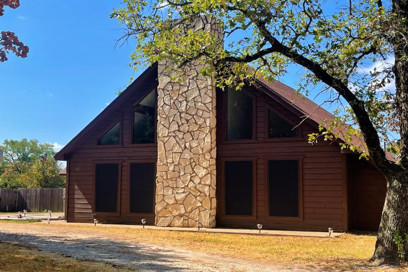 Rachel Anderson 70 Fairfield 3/2.5/1 Story & a Half, Granite Kitchen, 2 Living Rms, +/.620